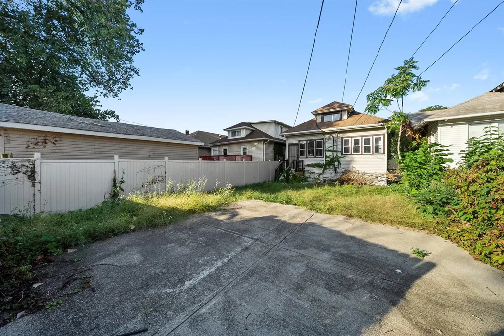 7643 South Paxton Avenue Chicago IL 60649
