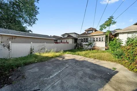 7643 South Paxton Avenue Chicago IL 60649