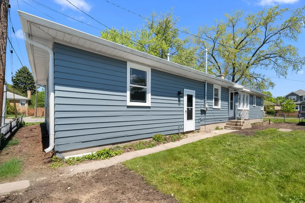 6207 West Eastwood Avenue Chicago IL 60630