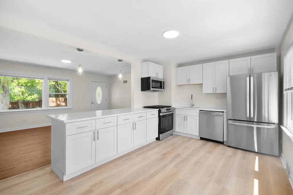 6207 West Eastwood Avenue Chicago IL 60630