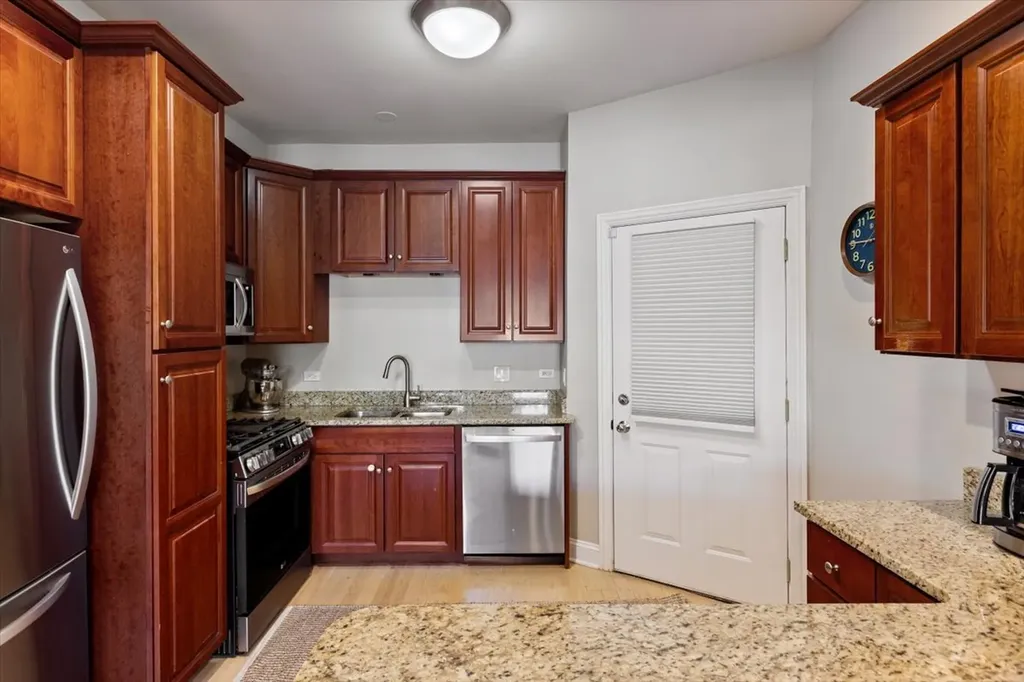 4434 North Dover Street Chicago IL 60640
