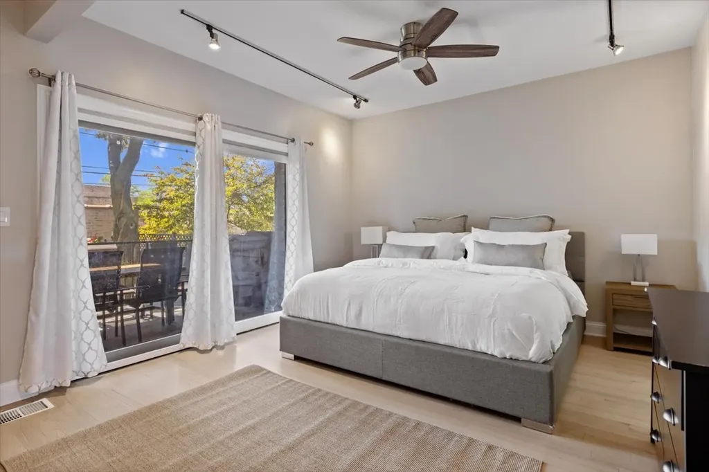 4434 North Dover Street Chicago IL 60640
