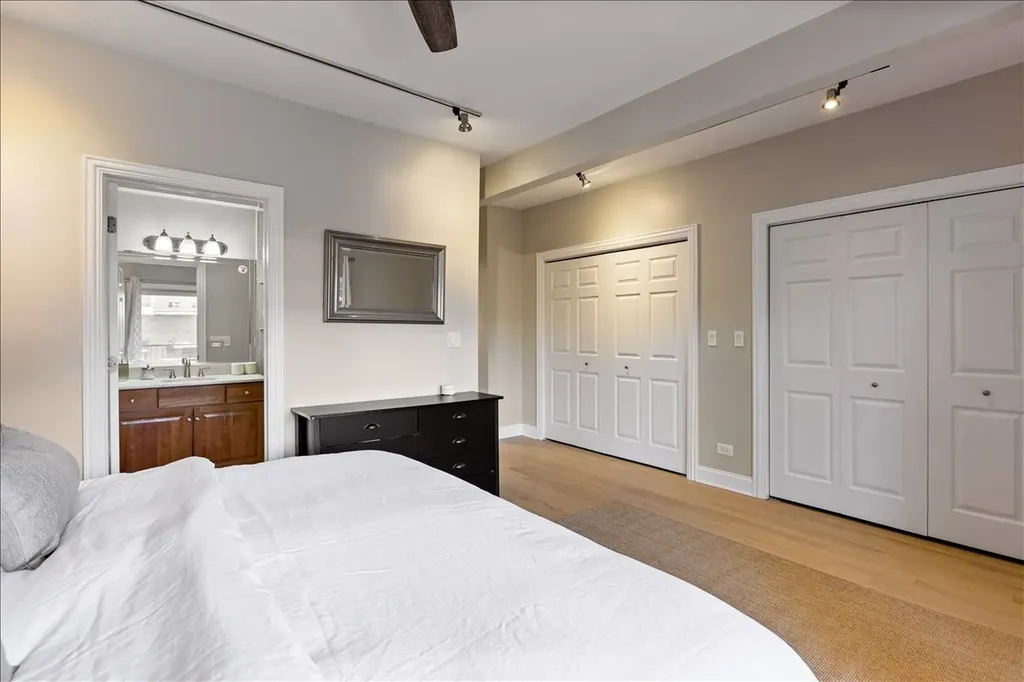4434 North Dover Street Chicago IL 60640