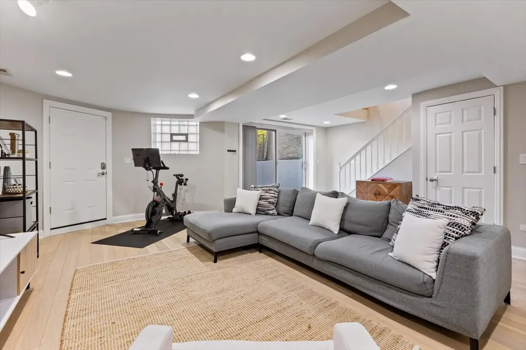 4434 North Dover Street Chicago IL 60640