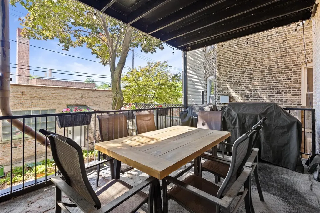 4434 North Dover Street Chicago IL 60640