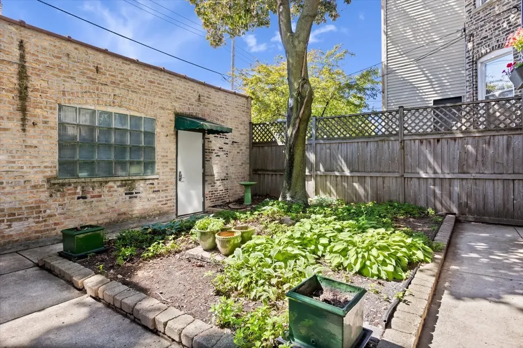 4434 North Dover Street Chicago IL 60640