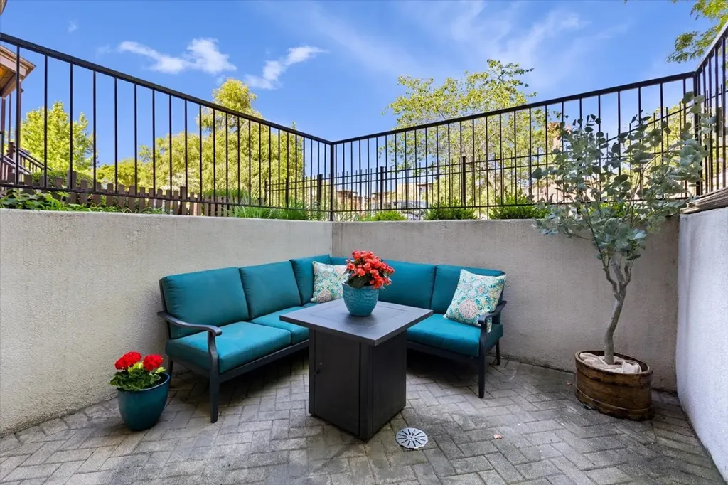 4434 North Dover Street Chicago IL 60640