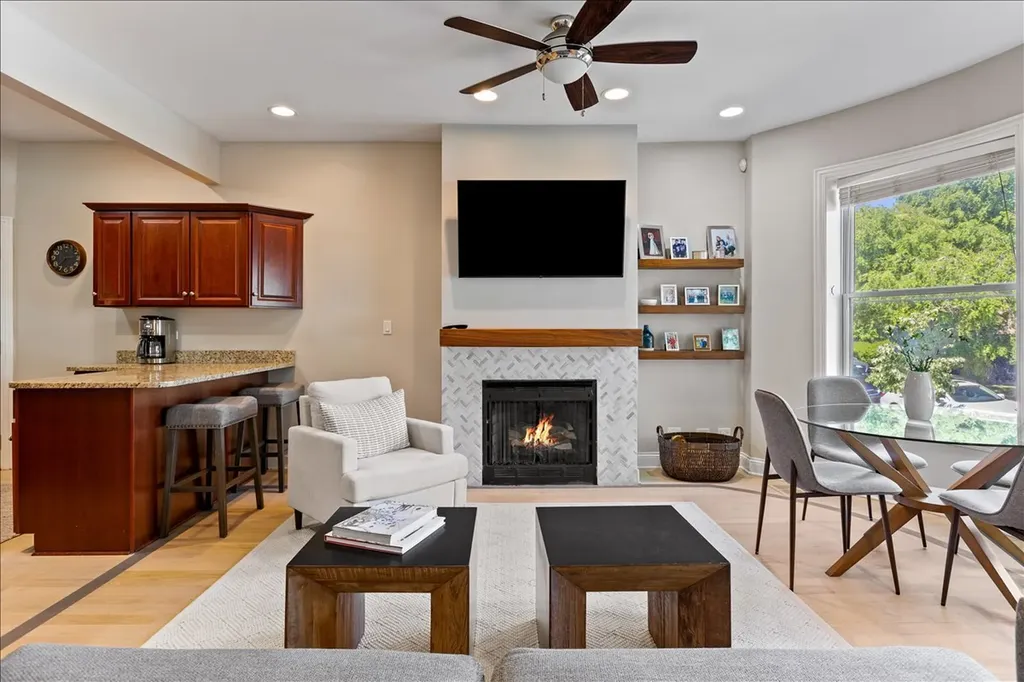 4434 North Dover Street Chicago IL 60640