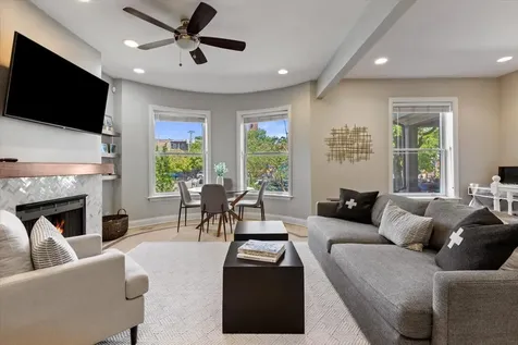 4434 North Dover Street Chicago IL 60640