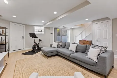 4434 North Dover Street Chicago IL 60640