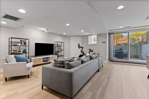 4434 North Dover Street Chicago IL 60640