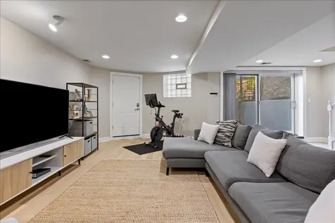 4434 North Dover Street Chicago IL 60640