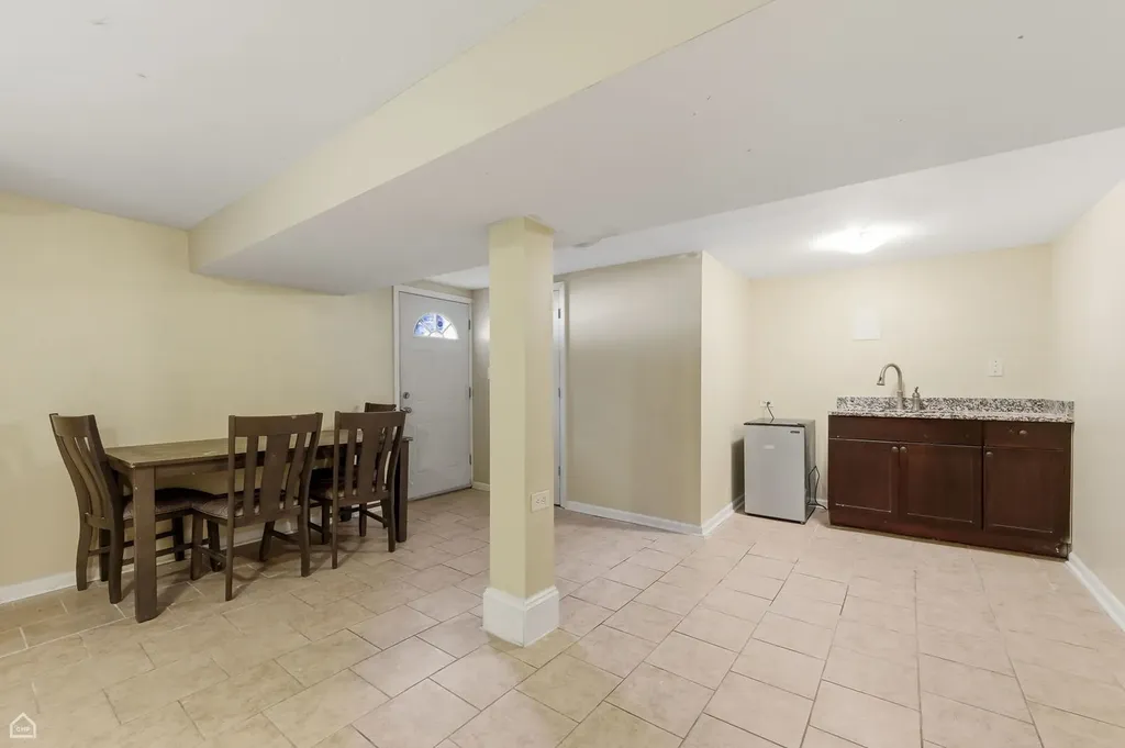 6337 South Rockwell Street Chicago IL 60629