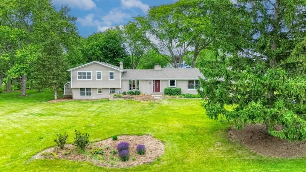 325 Canterbury Lane Inverness IL 60010