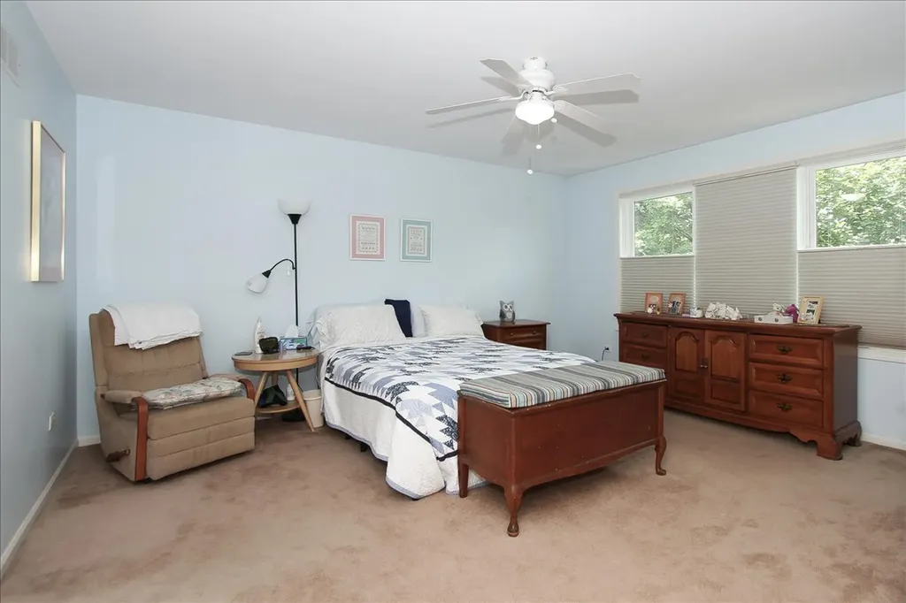 886 Farm Glen Lane Carol Stream IL 60188