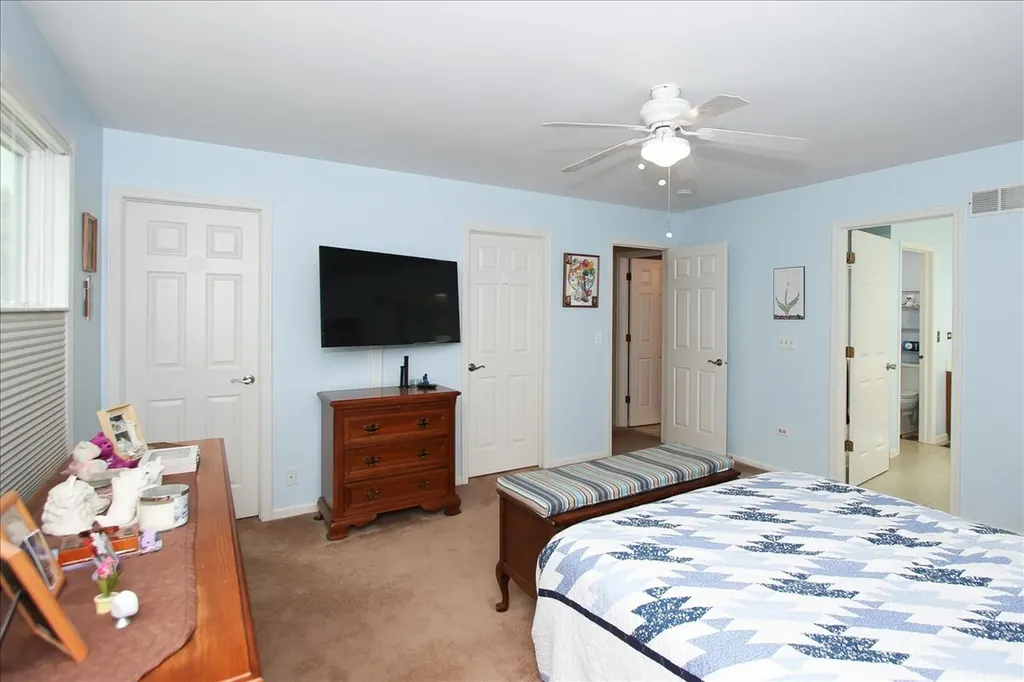 886 Farm Glen Lane Carol Stream IL 60188