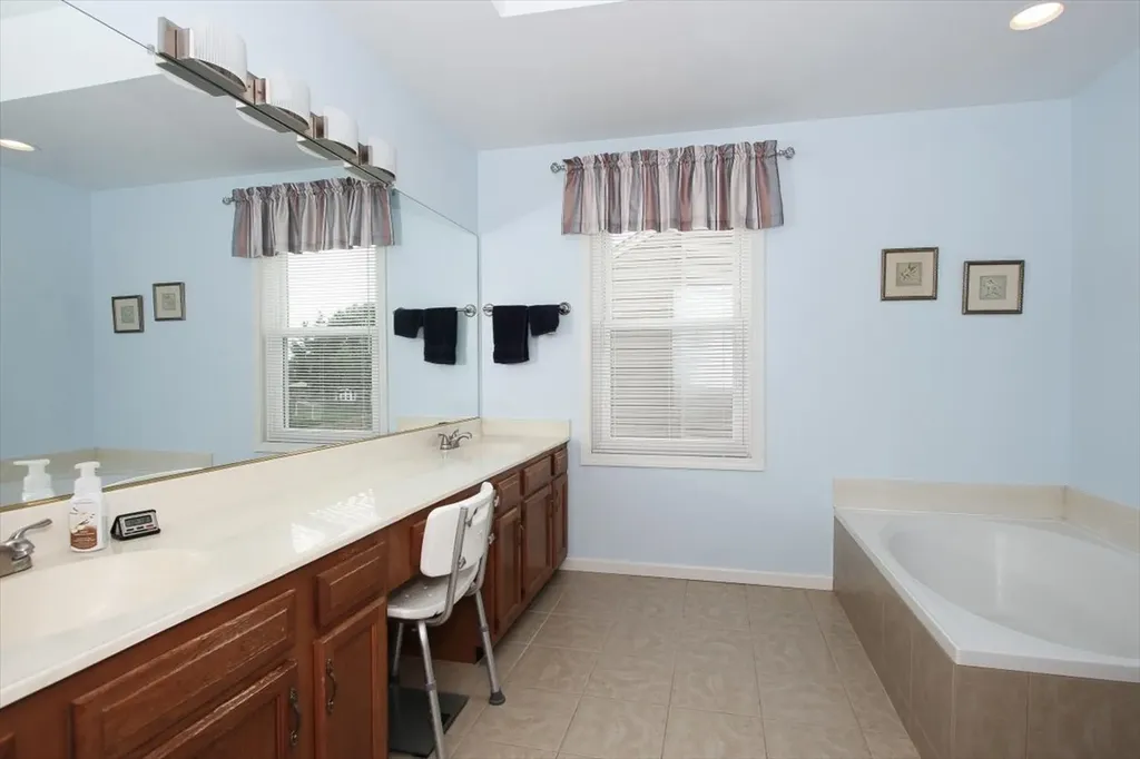 886 Farm Glen Lane Carol Stream IL 60188