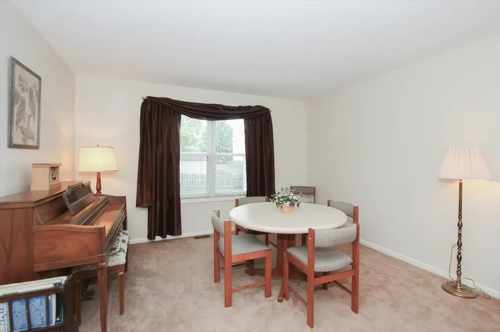 886 Farm Glen Lane Carol Stream IL 60188