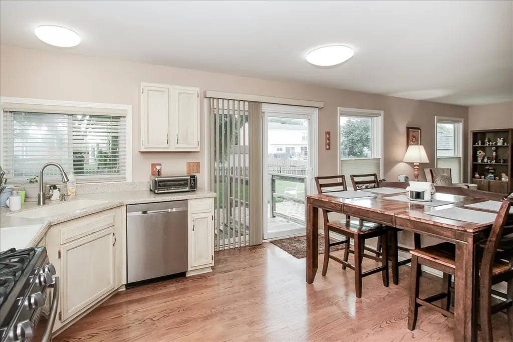 886 Farm Glen Lane Carol Stream IL 60188