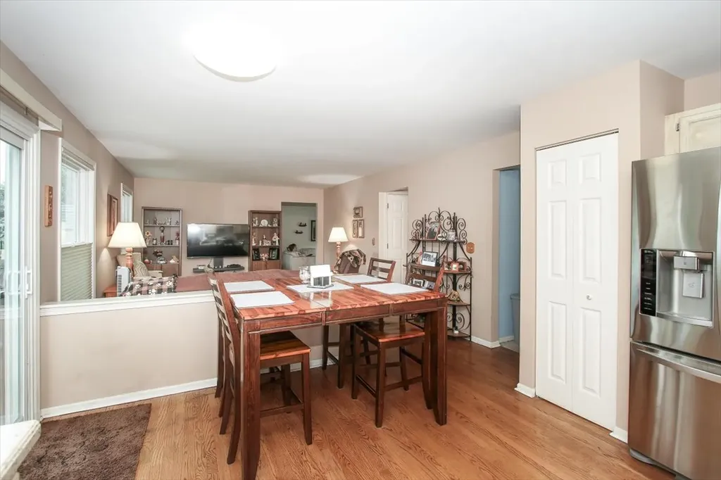 886 Farm Glen Lane Carol Stream IL 60188