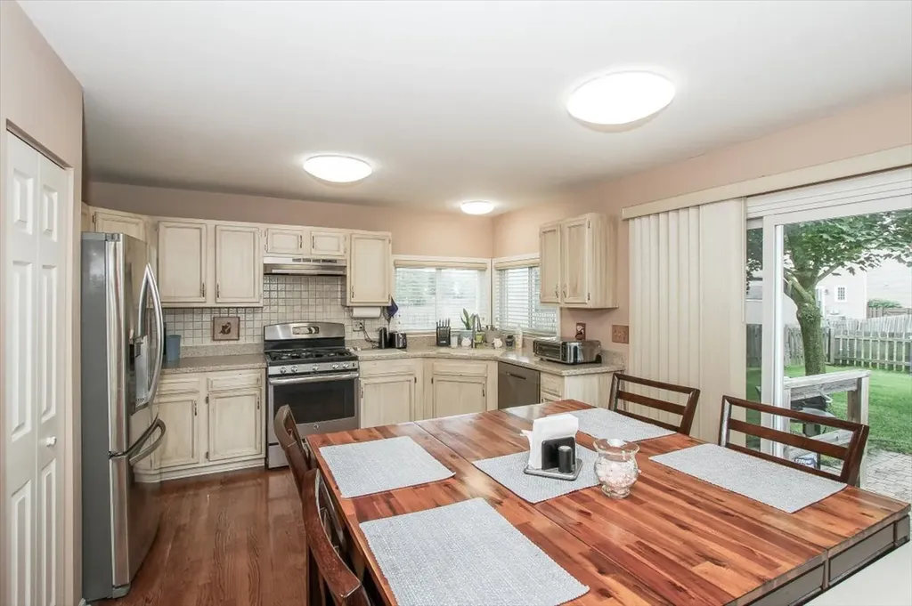 886 Farm Glen Lane Carol Stream IL 60188