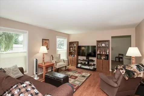 886 Farm Glen Lane Carol Stream IL 60188