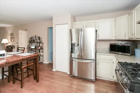 886 Farm Glen Lane Carol Stream IL 60188