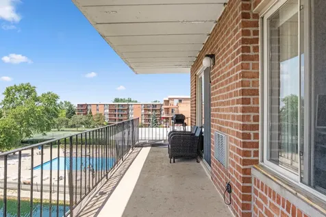 16 East Old Willow Road Prospect Heights IL 60070