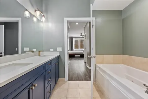 4553 North Magnolia Avenue Chicago IL 60640