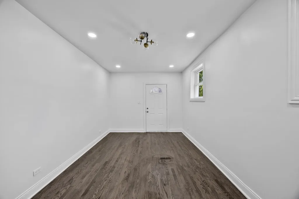 8848 South Jeffery Boulevard Chicago IL 60617