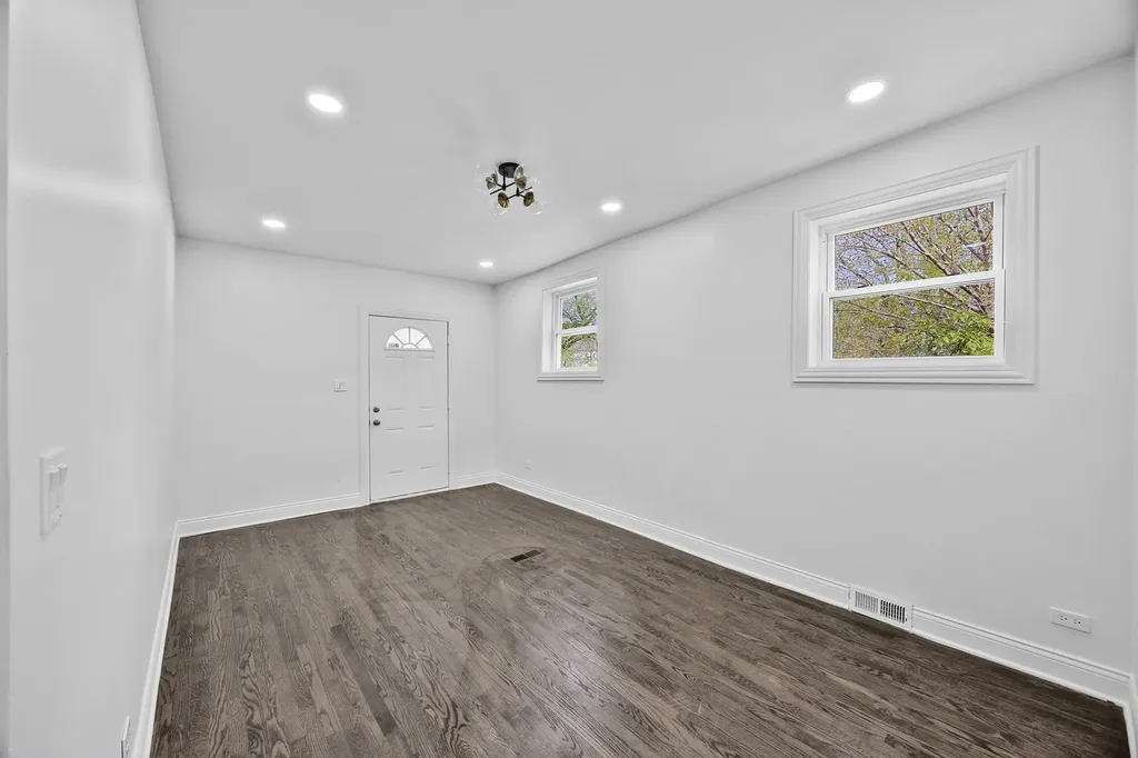 8848 South Jeffery Boulevard Chicago IL 60617