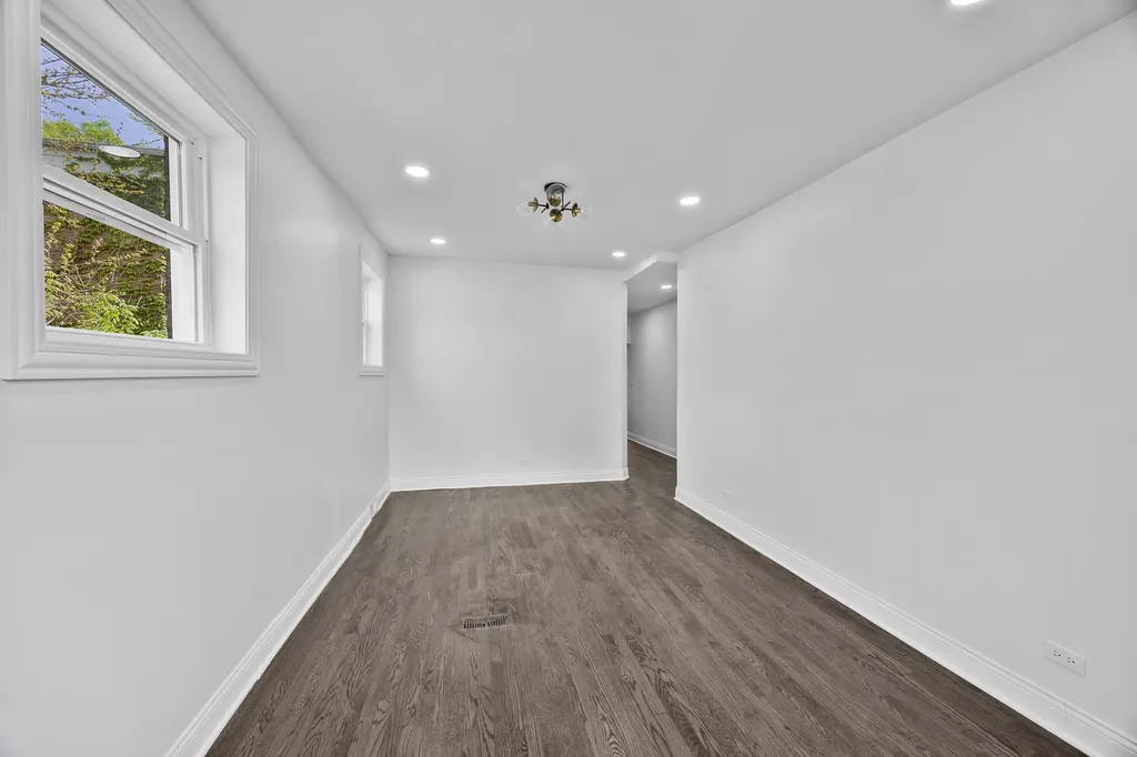 8848 South Jeffery Boulevard Chicago IL 60617