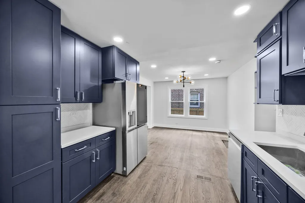 8848 South Jeffery Boulevard Chicago IL 60617
