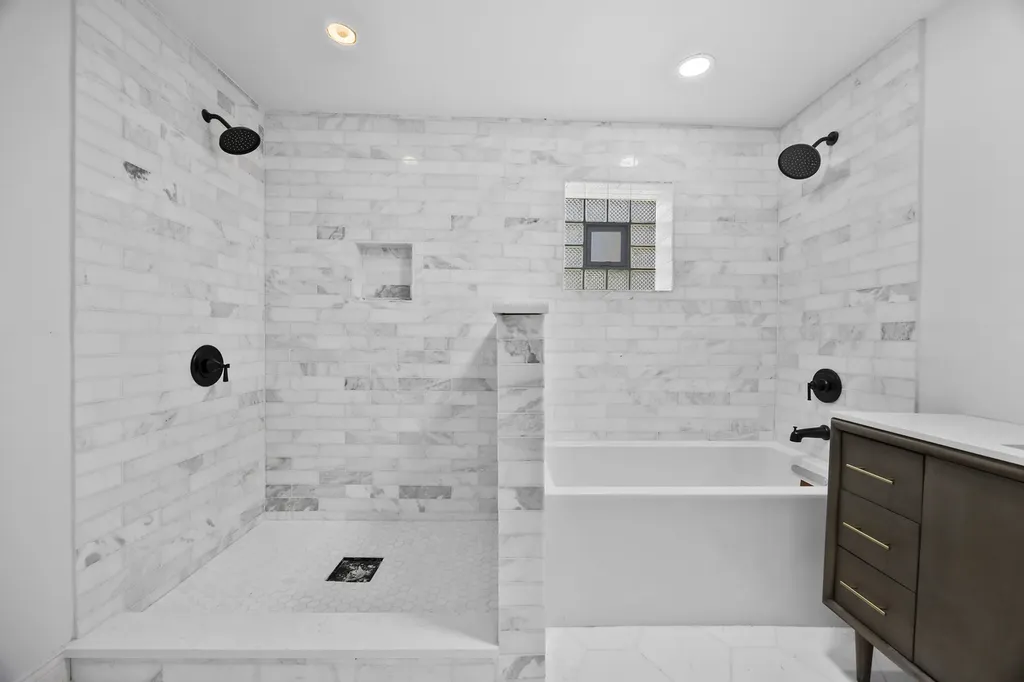 8848 South Jeffery Boulevard Chicago IL 60617
