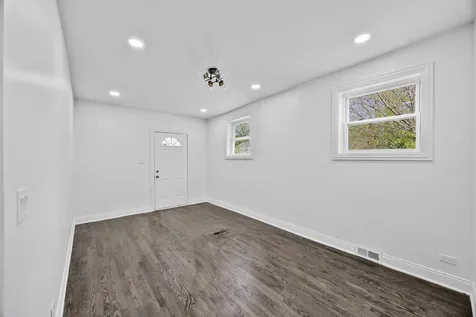 8848 South Jeffery Boulevard Chicago IL 60617