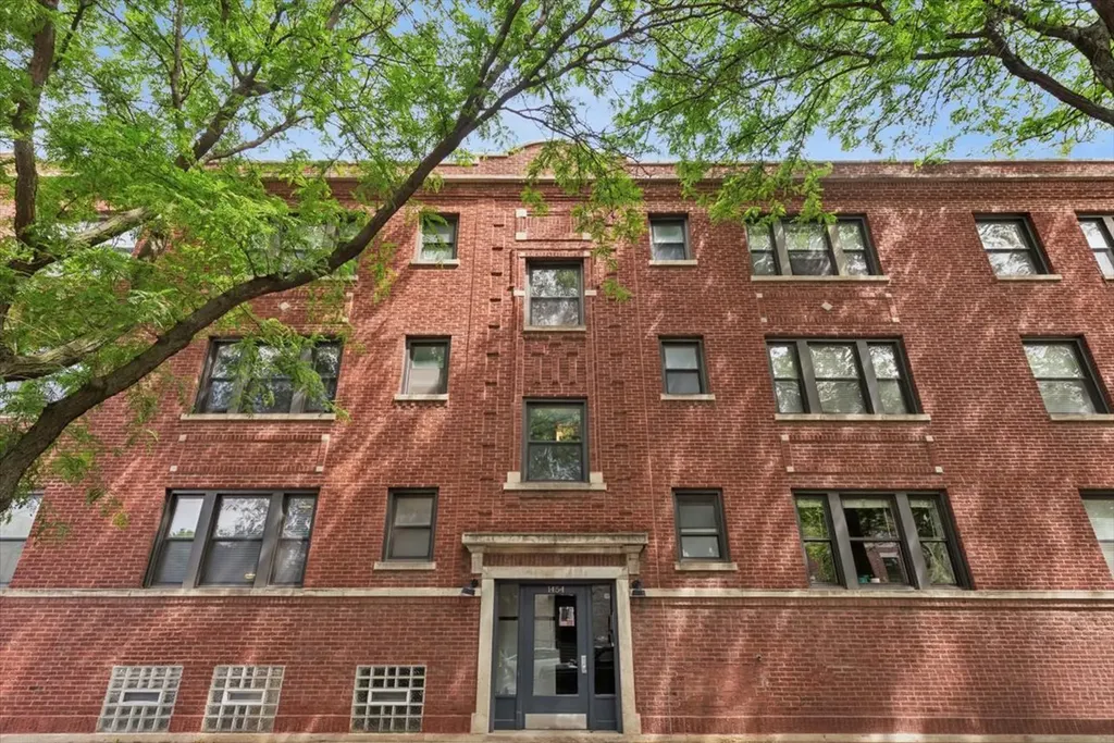 1454 West Roscoe Street Chicago IL 60657