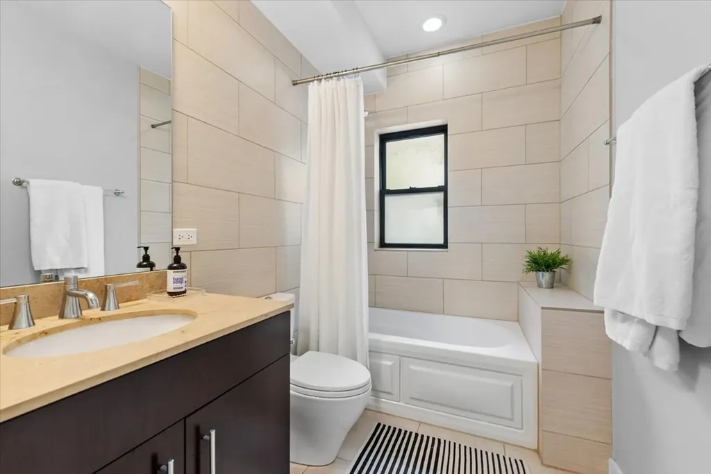 1454 West Roscoe Street Chicago IL 60657