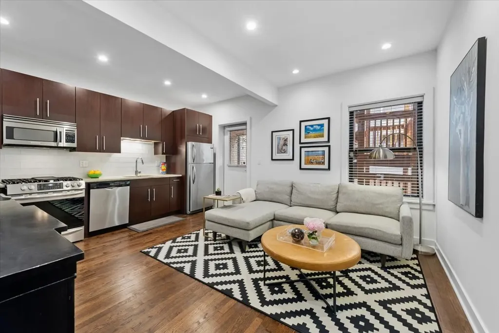 1454 West Roscoe Street Chicago IL 60657