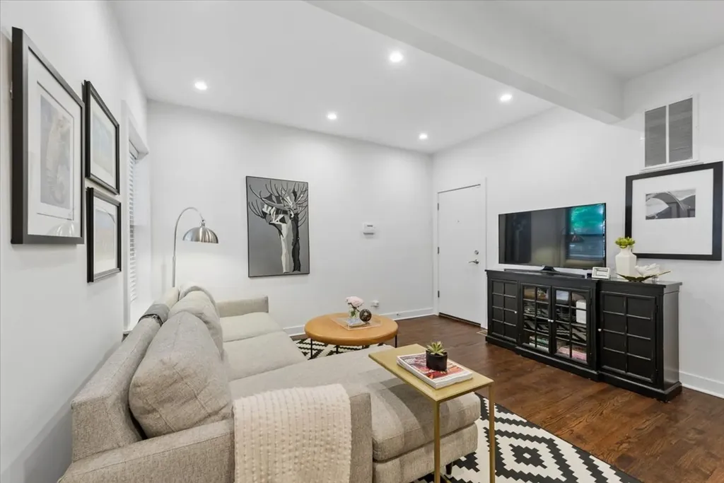 1454 West Roscoe Street Chicago IL 60657