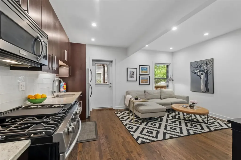 1454 West Roscoe Street Chicago IL 60657