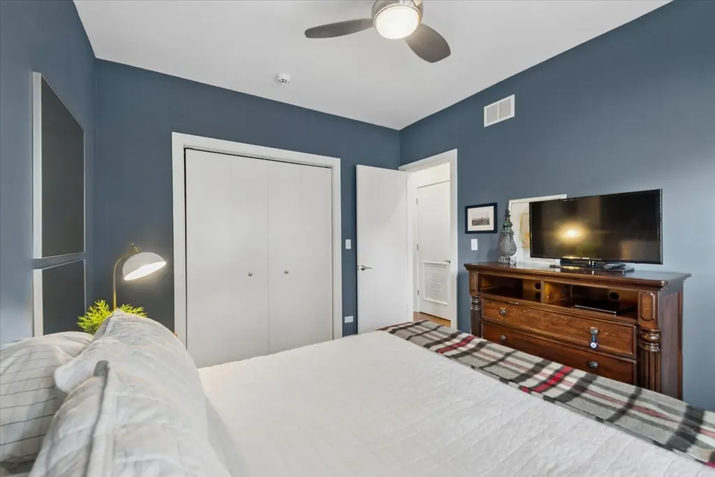 1454 West Roscoe Street Chicago IL 60657
