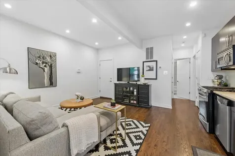 1454 West Roscoe Street Chicago IL 60657