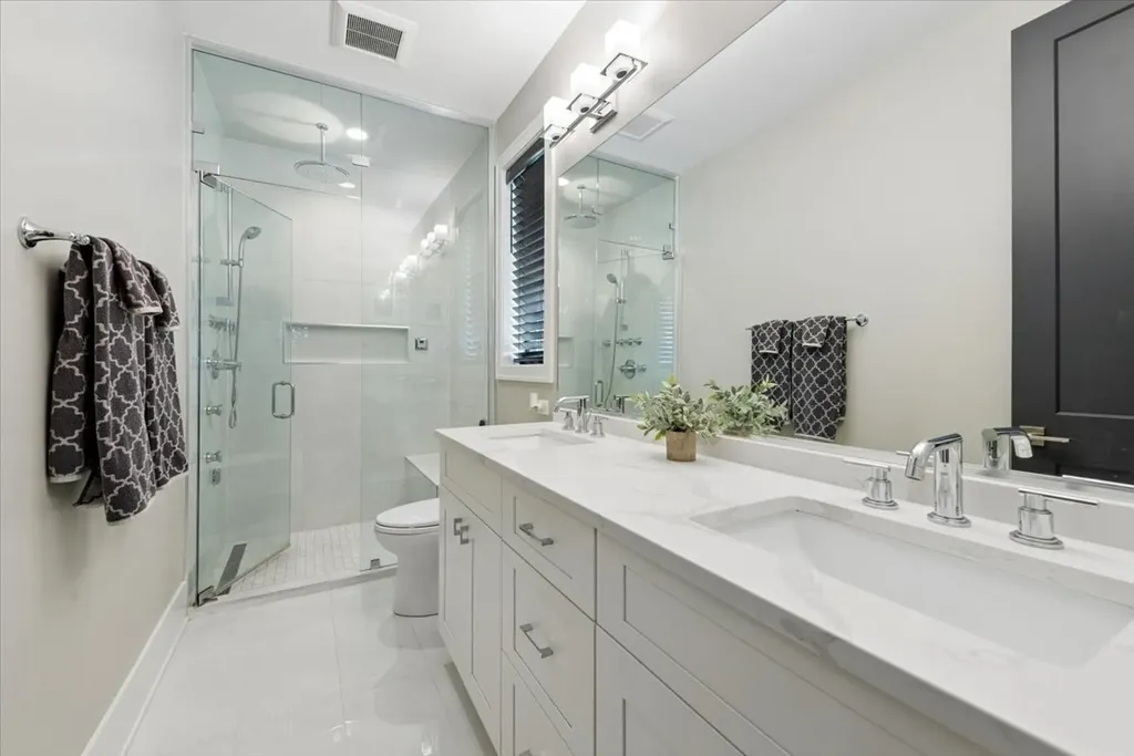 1731 West Roscoe Street Chicago IL 60657