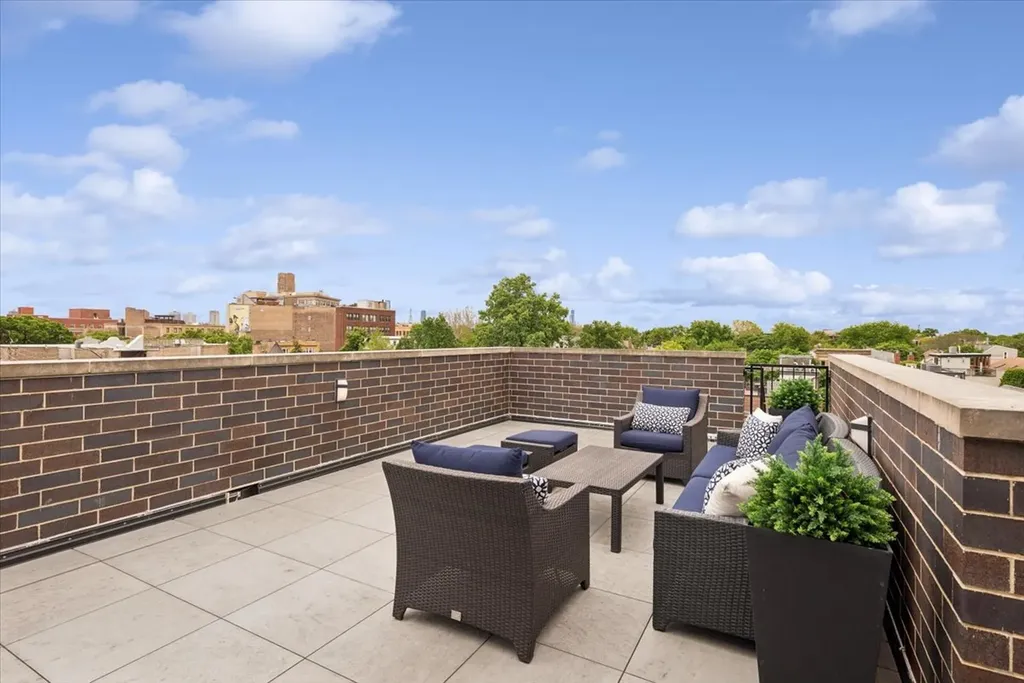 1731 West Roscoe Street Chicago IL 60657