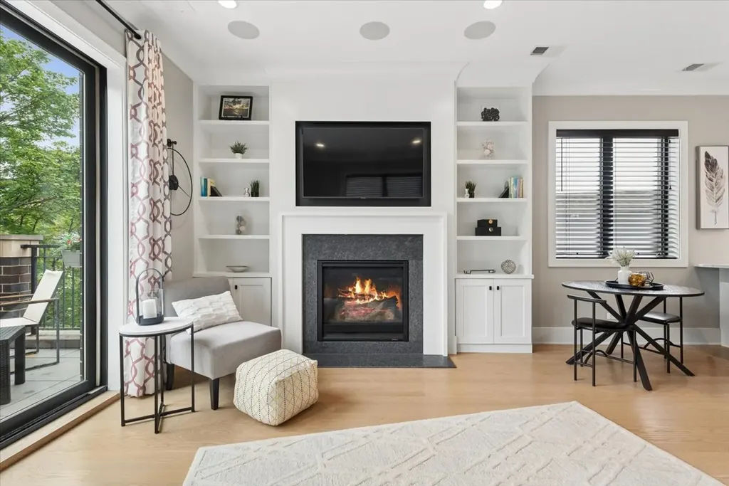 1731 West Roscoe Street Chicago IL 60657