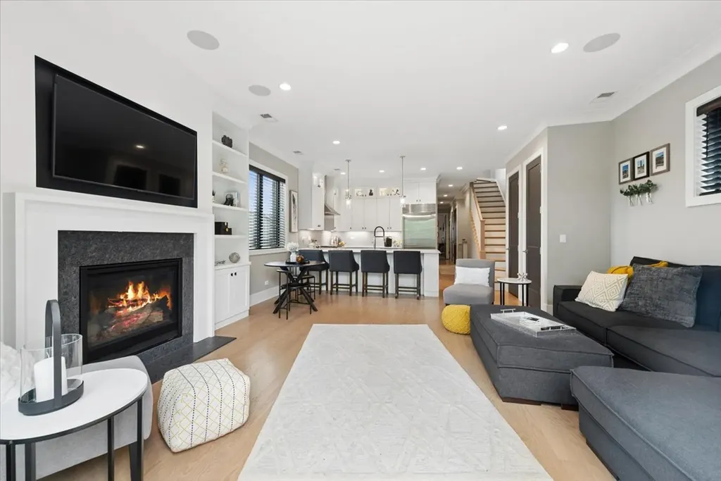 1731 West Roscoe Street Chicago IL 60657
