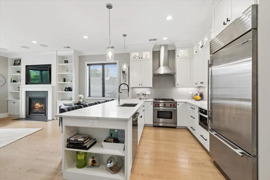 1731 West Roscoe Street Chicago IL 60657