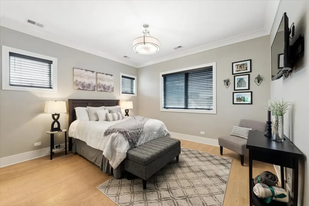 1731 West Roscoe Street Chicago IL 60657