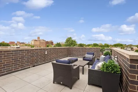 1731 West Roscoe Street Chicago IL 60657