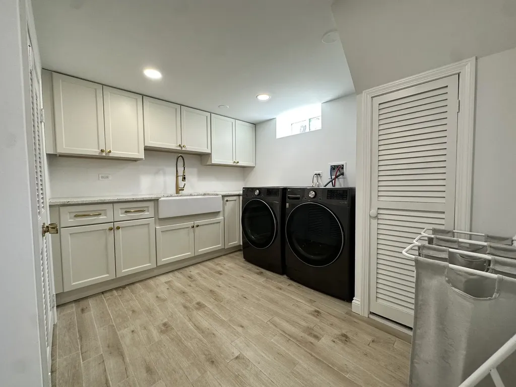 8425 West Sunnyside Avenue Chicago IL 60656